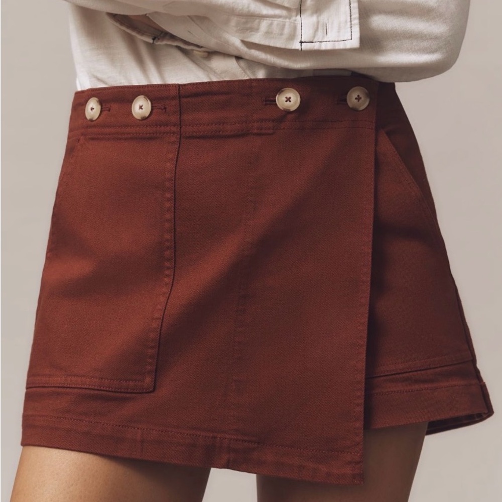 High-rise utility skort, dark brick color